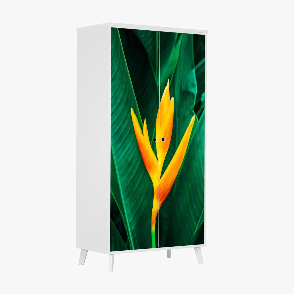 Naklejka na szafę żywy tropikalny kwiat heliconia na tle zielonych liści – Wallissimo® Naklejka na szafę żywy tropikalny kwiat heliconia na tle zielonych liści – Wallissimo®