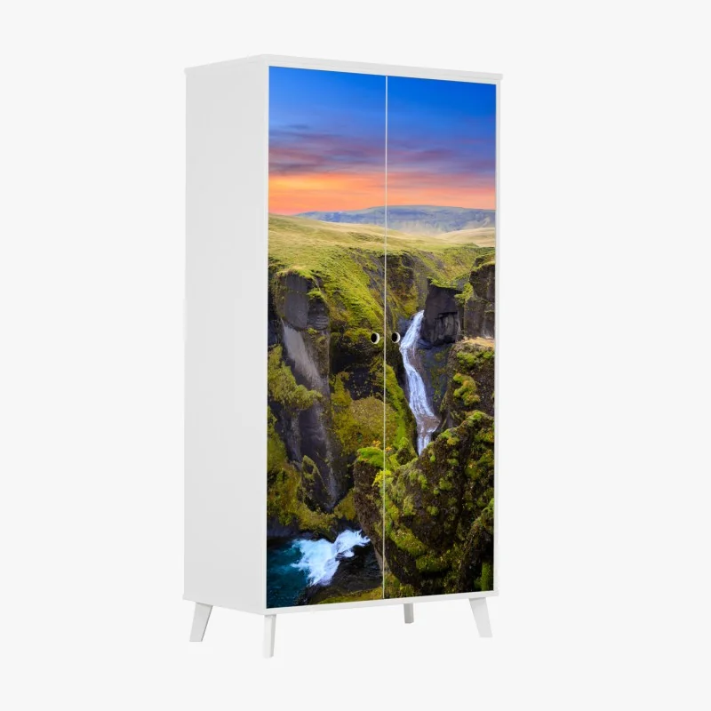 Naklejka na szafę wzór butelek piwa w stylu pop art na zielonym tle – Wallissimo®