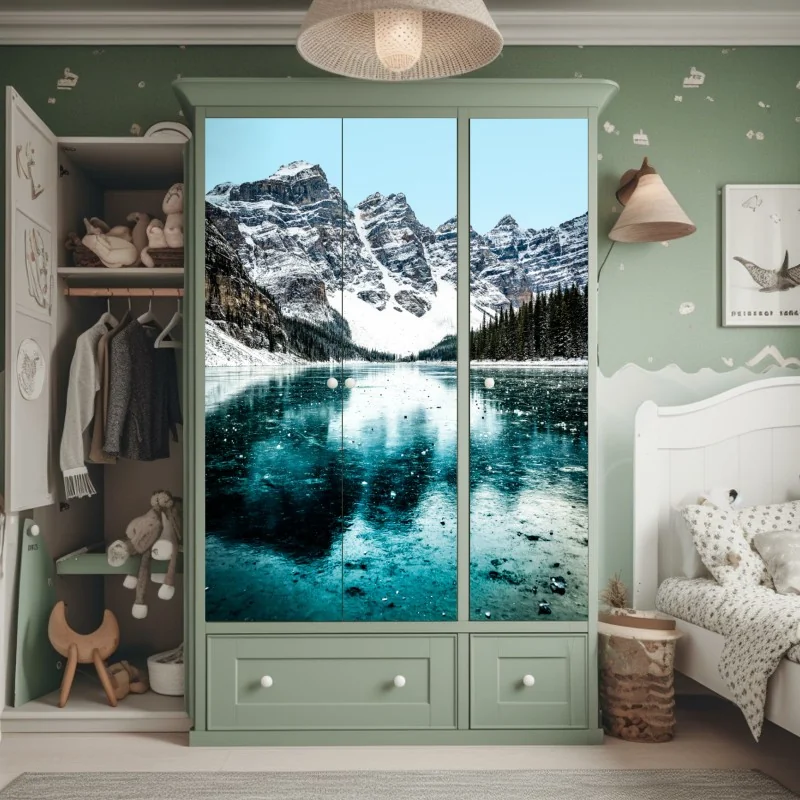 Naklejka na szafę słoneczna uliczka z kamiennymi domami i kolorowymi okiennicami – Wallissimo®