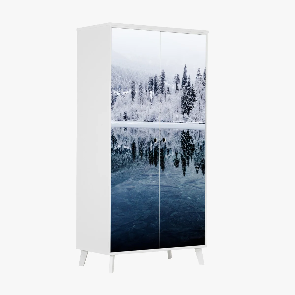 Naklejka na szafę zimowe jezioro z odbiciem w śnieżnym lesie – Wallissimo® Naklejka na szafę zimowe jezioro z odbiciem w śnieżnym lesie – Wallissimo®