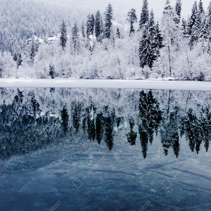 Naklejka na szafę zimowe jezioro z odbiciem w śnieżnym lesie – Wallissimo® Naklejka na szafę zimowe jezioro z odbiciem w śnieżnym lesie – Wallissimo®