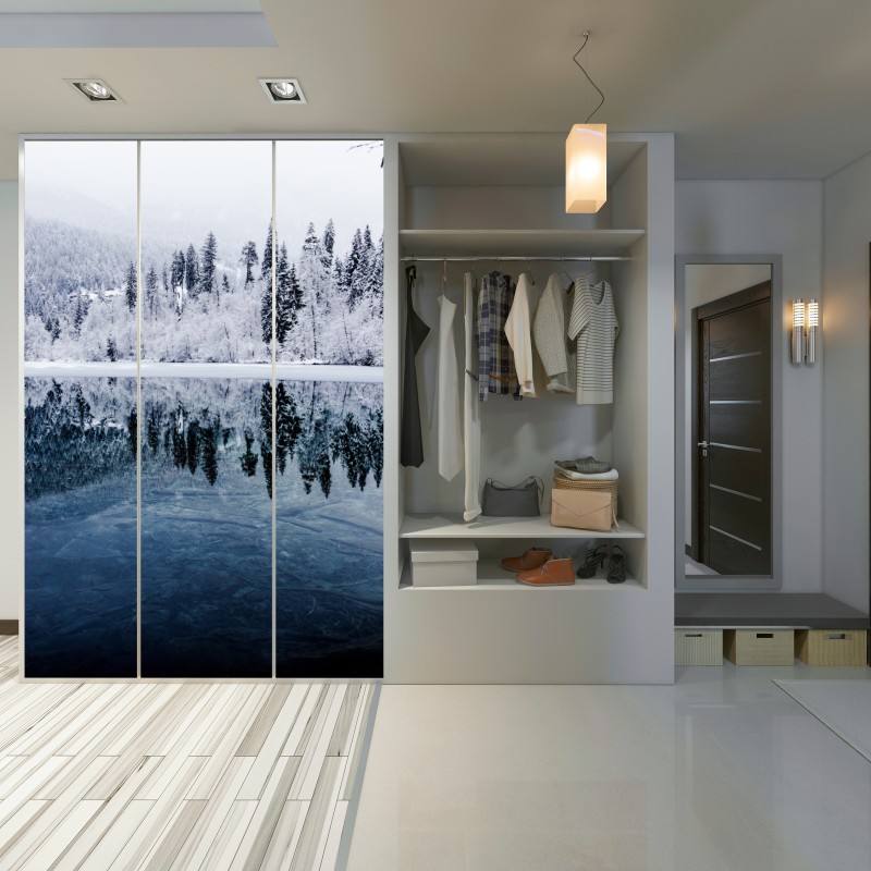 Naklejka na szafę zimowe jezioro z odbiciem w śnieżnym lesie – Wallissimo® Naklejka na szafę zimowe jezioro z odbiciem w śnieżnym lesie – Wallissimo®