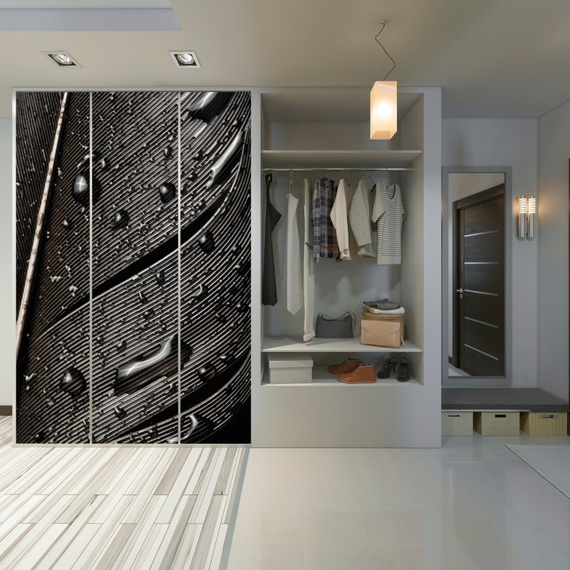 Naklejka na szafę czarno-białe pióro z kroplami wody – Wallissimo® Naklejka na szafę czarno-białe pióro z kroplami wody – Wallissimo®