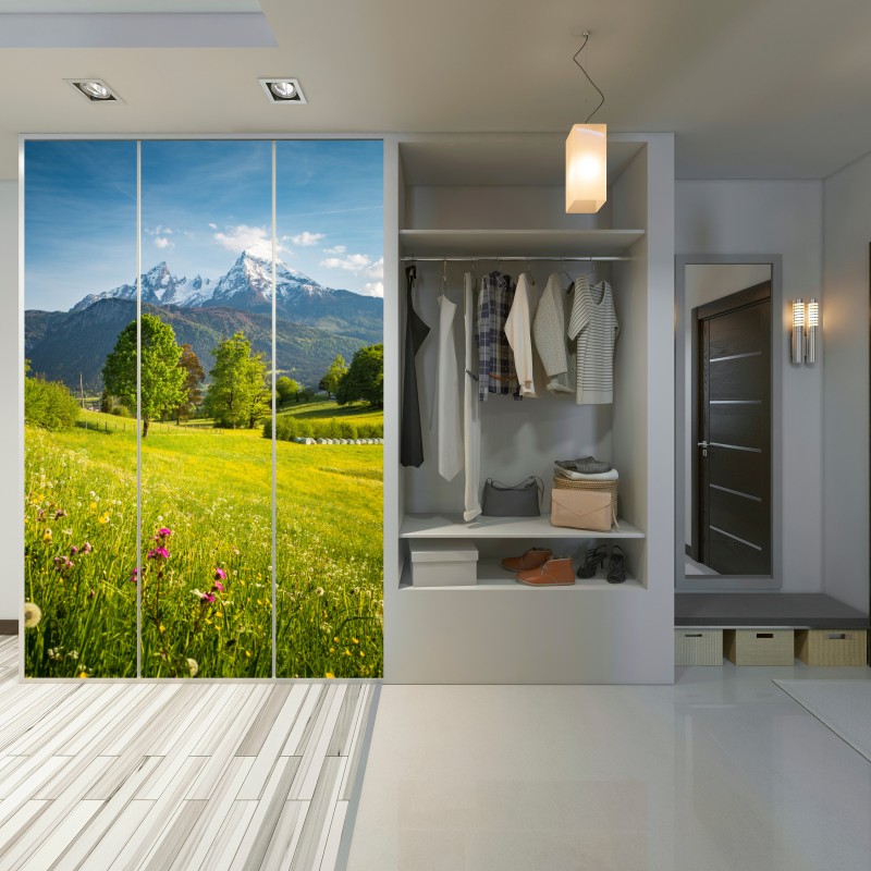 Naklejka na szafę alpejska wiosenna łąka pod śnieżnymi szczytami – Wallissimo® Naklejka na szafę alpejska wiosenna łąka pod śnieżnymi szczytami – Wallissimo®