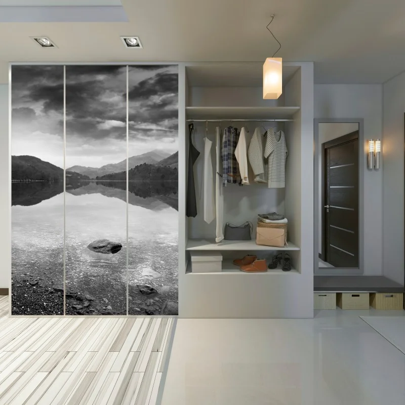 Naklejka na szafę spokojne jezioro z górskim odbiciem – Wallissimo® Naklejka na szafę spokojne jezioro z górskim odbiciem – Wallissimo®