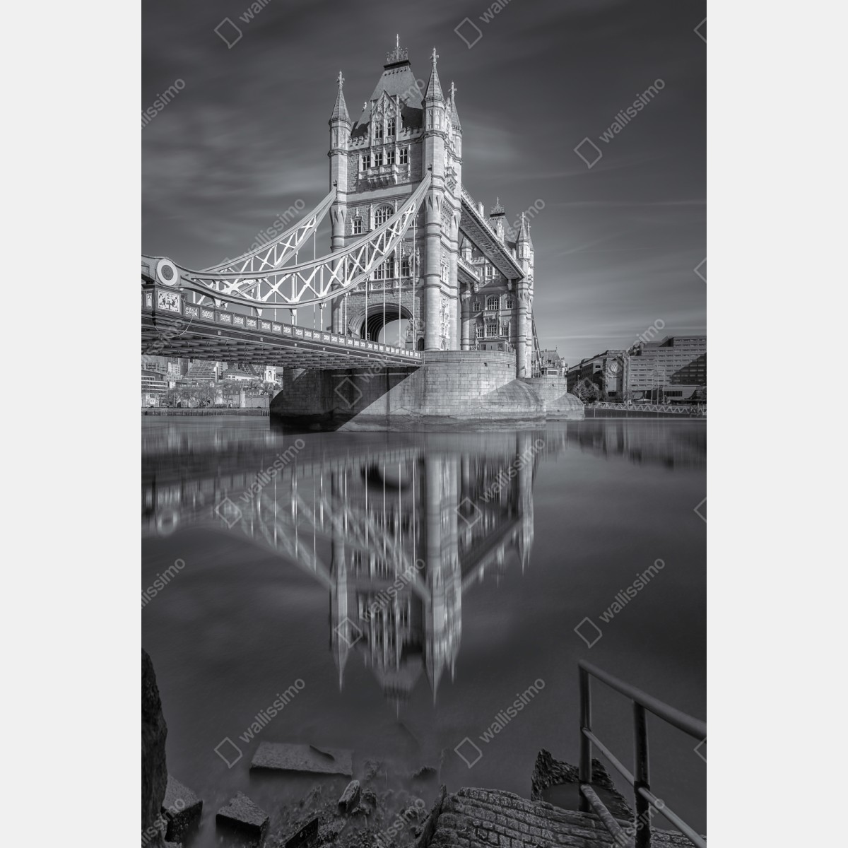 Naklejka na szafę Tower Bridge odbicie w odcieniach szarości – Wallissimo® Naklejka na szafę Tower Bridge odbicie w odcieniach szarości – Wallissimo®