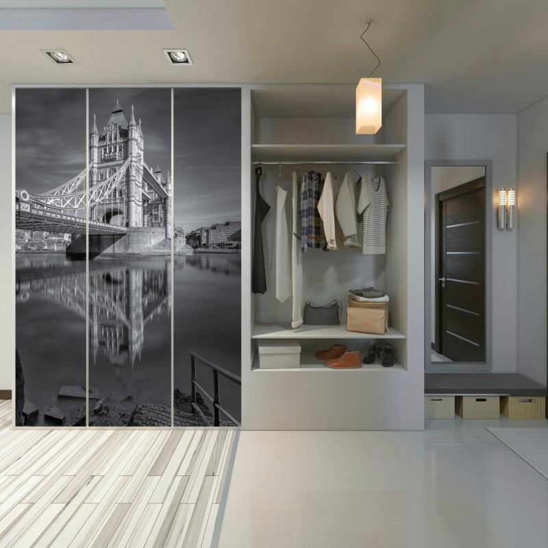Naklejka na szafę Tower Bridge odbicie w odcieniach szarości – Wallissimo® Naklejka na szafę Tower Bridge odbicie w odcieniach szarości – Wallissimo®