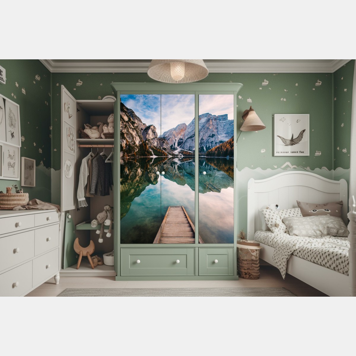 Naklejka na szafę spokojne alpejskie jezioro z drewnianym pomostem – Wallissimo® Naklejka na szafę spokojne alpejskie jezioro z drewnianym pomostem – Wallissimo®