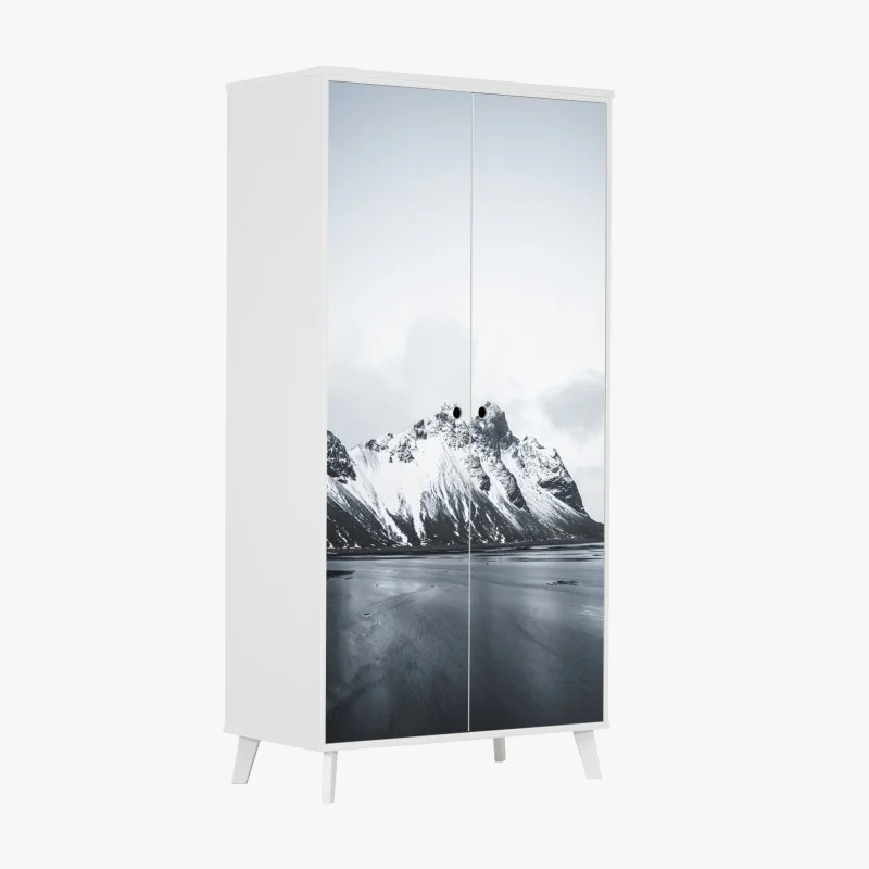 Naklejka na szafę spokojny ośnieżony krajobraz górski nad morzem