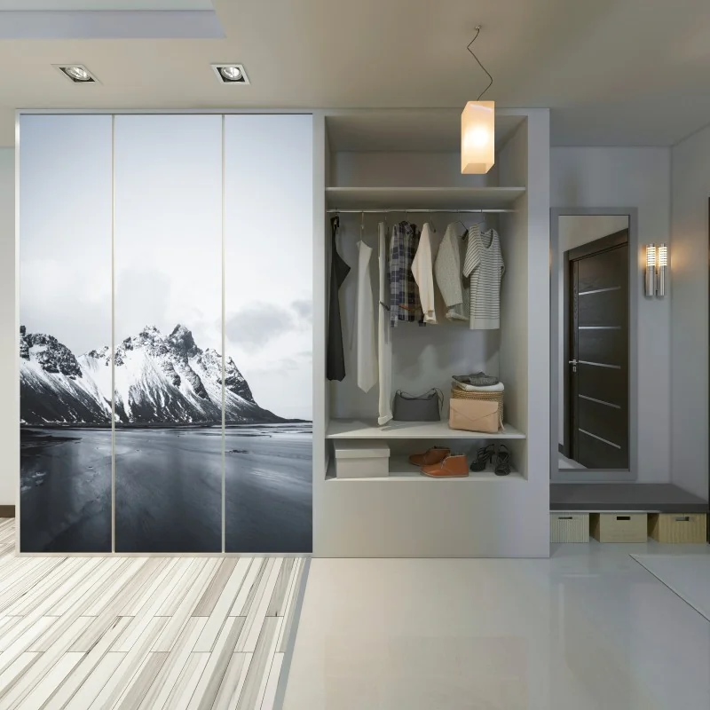 Naklejka na szafę spokojny ośnieżony krajobraz górski nad morzem – Wallissimo® Naklejka na szafę spokojny ośnieżony krajobraz górski nad morzem – Wallissimo®