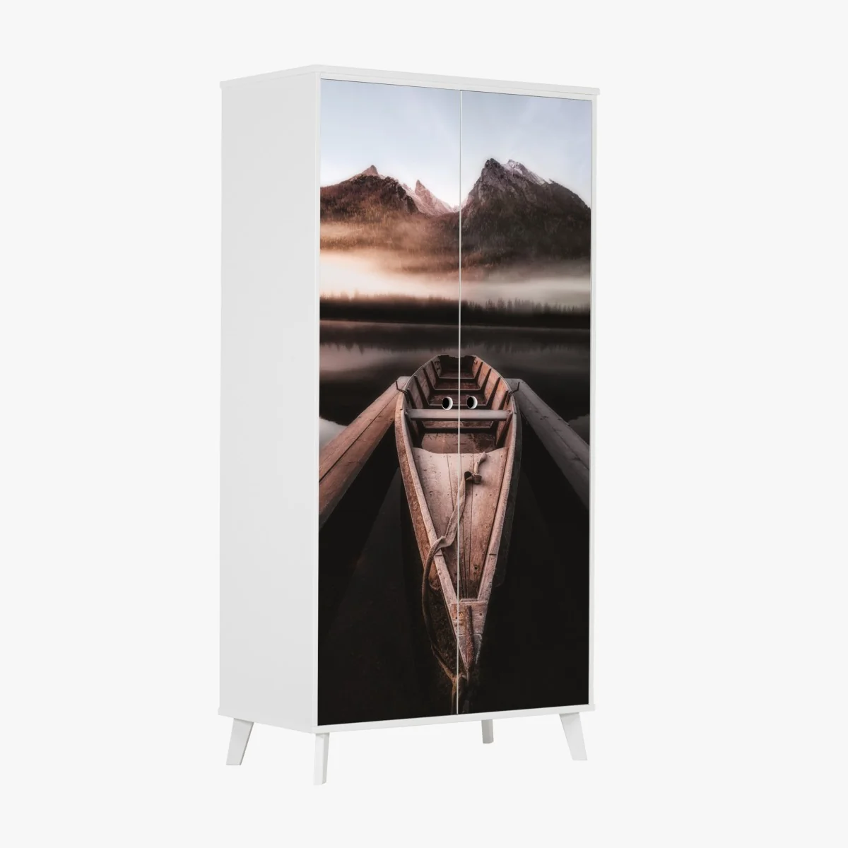 Naklejka na szafę mglista łódź przy górskim jeziorze – Wallissimo® Naklejka na szafę mglista łódź przy górskim jeziorze – Wallissimo®