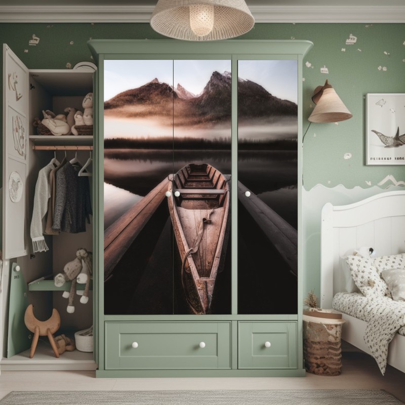 Naklejka na szafę mglista łódź przy górskim jeziorze – Wallissimo® Naklejka na szafę mglista łódź przy górskim jeziorze – Wallissimo®