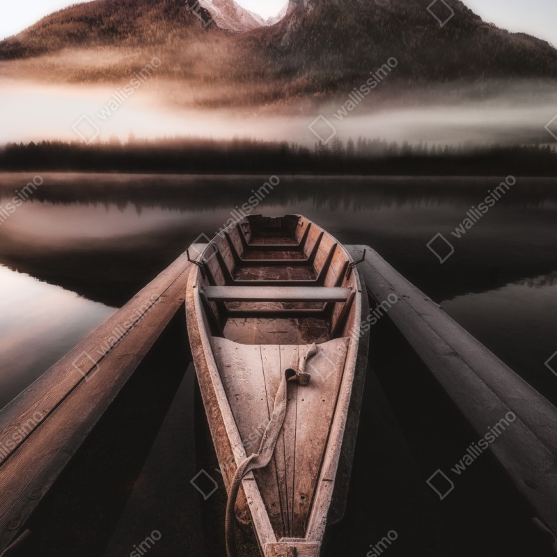 Naklejka na szafę mglista łódź przy górskim jeziorze – Wallissimo® Naklejka na szafę mglista łódź przy górskim jeziorze – Wallissimo®