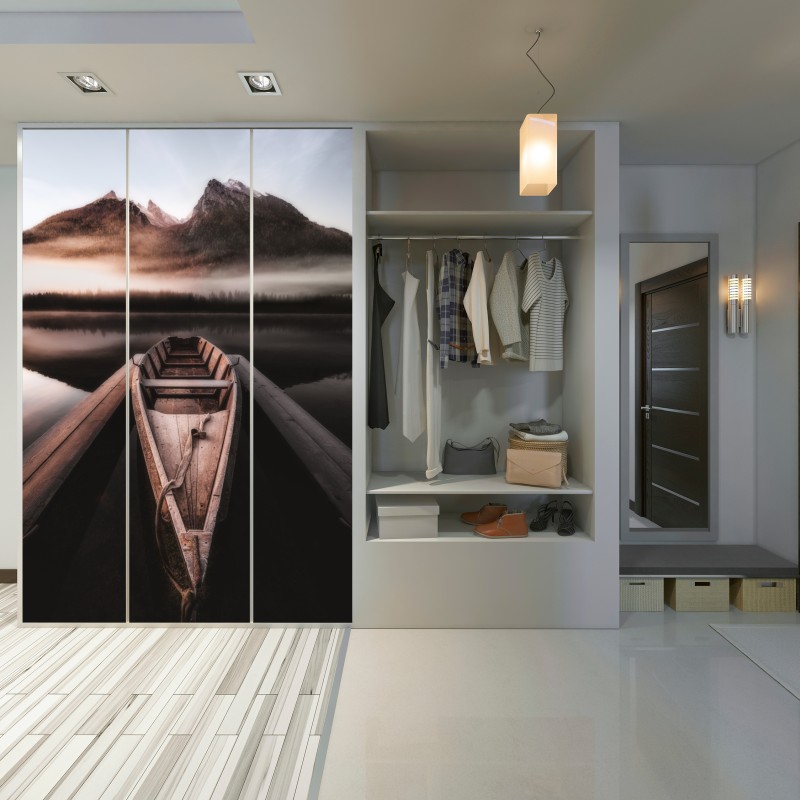 Naklejka na szafę mglista łódź przy górskim jeziorze – Wallissimo® Naklejka na szafę mglista łódź przy górskim jeziorze – Wallissimo®