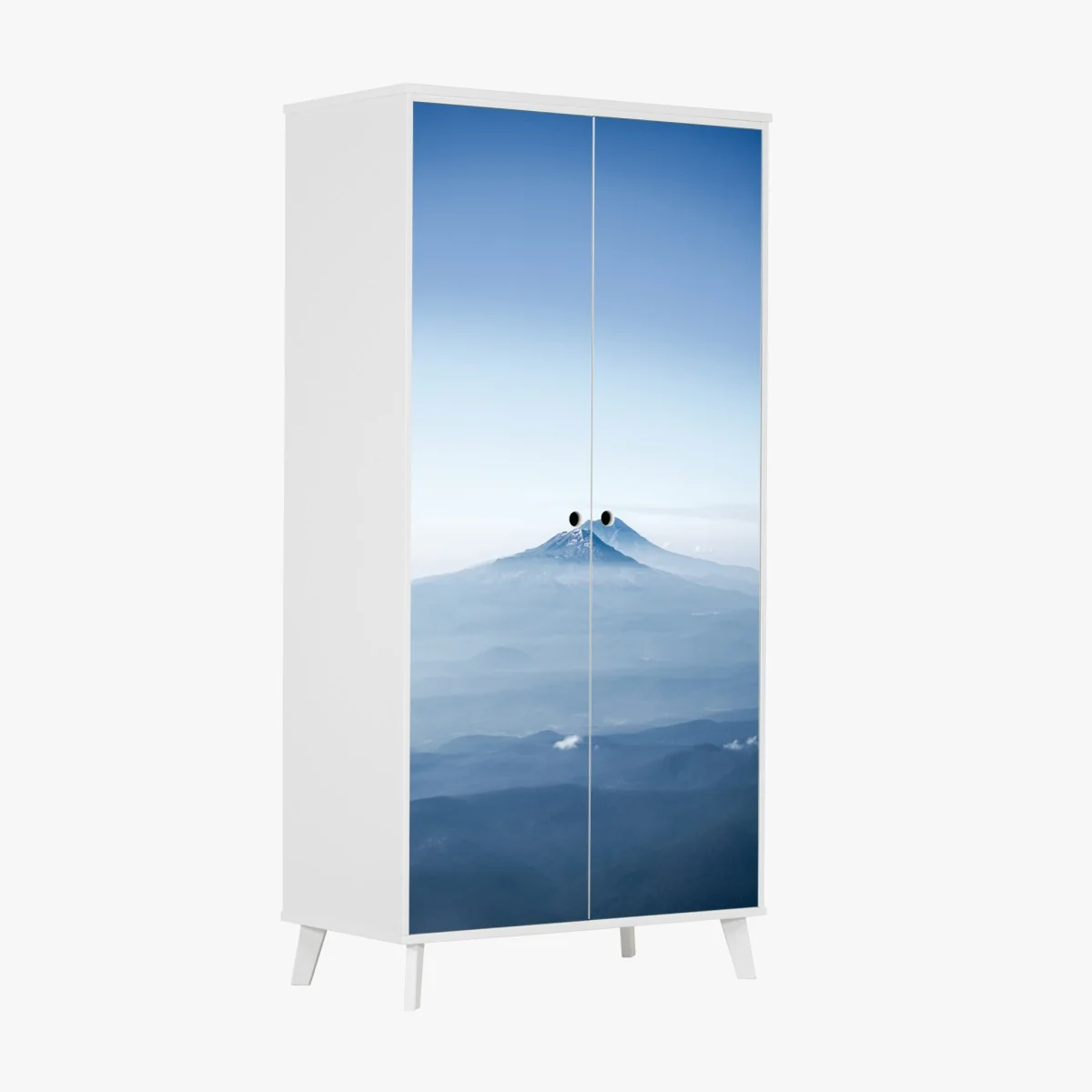 Naklejka na szafę mglisty niebieski szczyt górski – Wallissimo® Naklejka na szafę mglisty niebieski szczyt górski – Wallissimo®