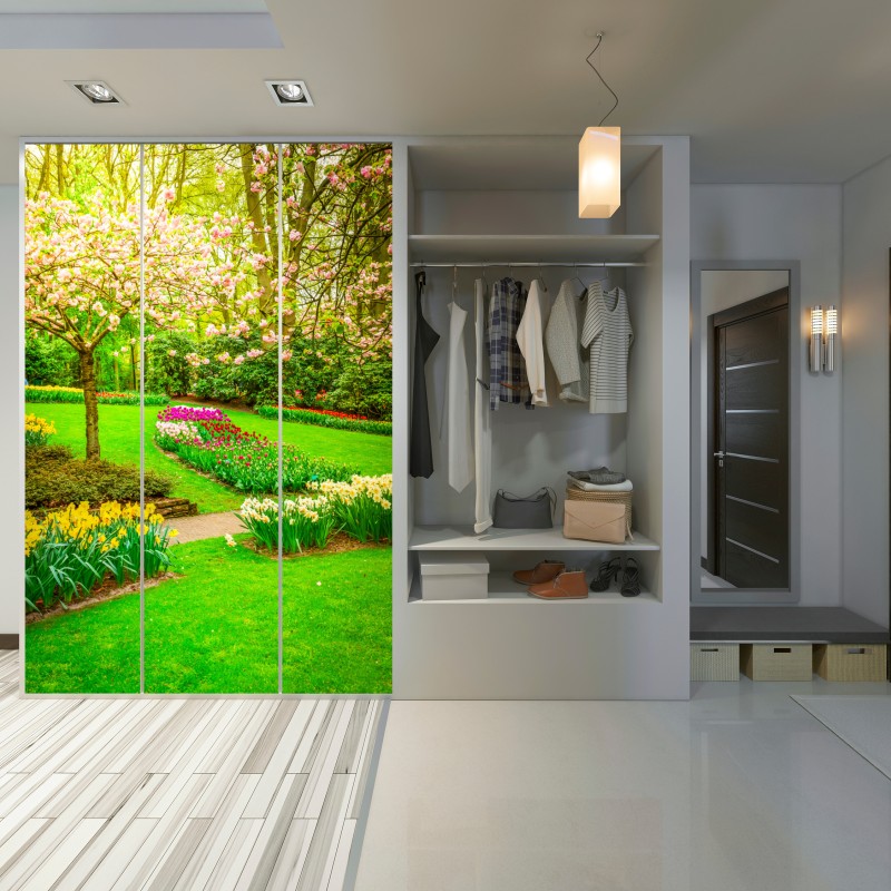 Naklejka na szafę wiosenny ogród w rozkwicie: tulipany i kwiat wiśni – Wallissimo® Naklejka na szafę wiosenny ogród w rozkwicie: tulipany i kwiat wiśni – Wallissimo®