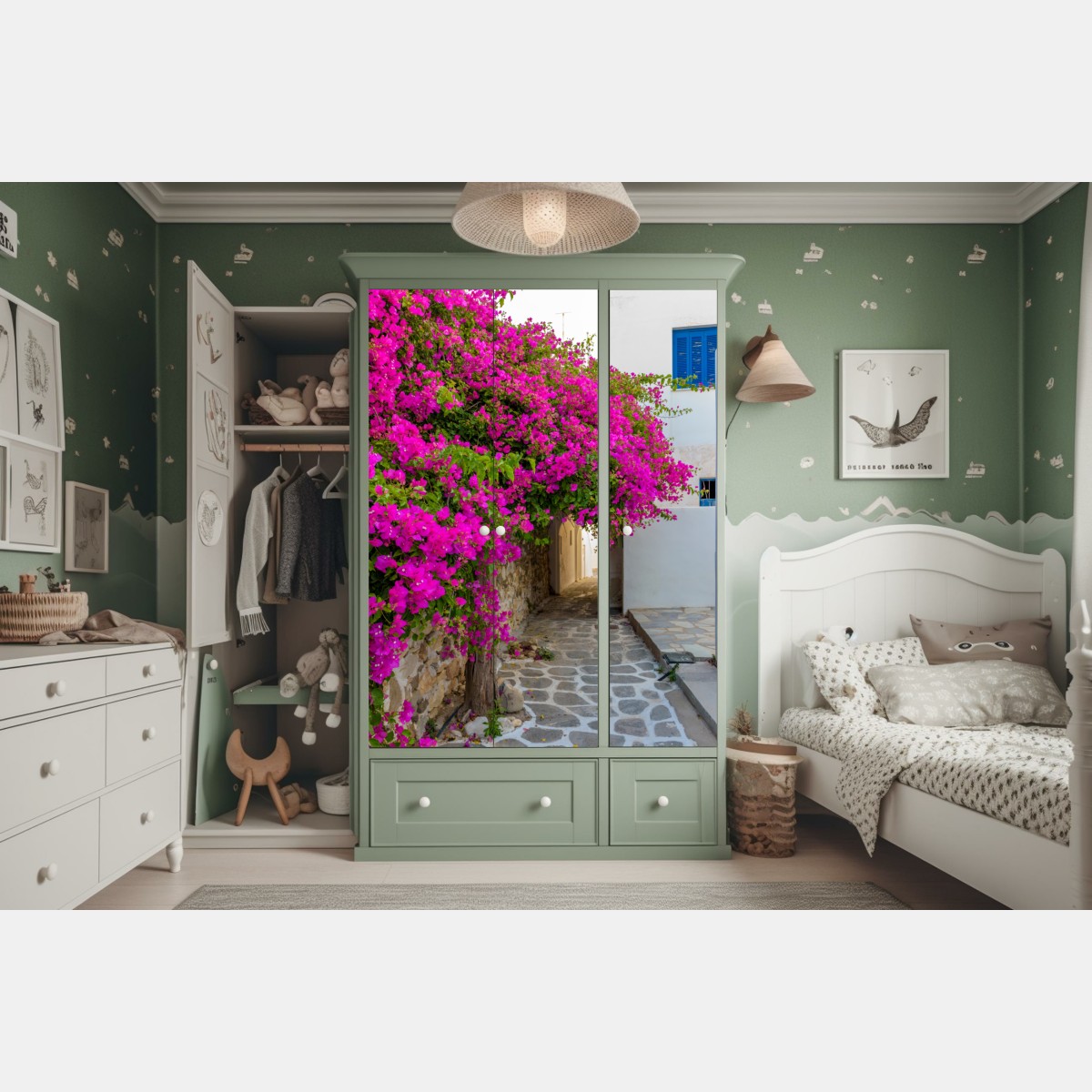 Naklejka na szafę kwitnąca bugenwilla w uliczce Naousa – Wallissimo® Naklejka na szafę kwitnąca bugenwilla w uliczce Naousa – Wallissimo®