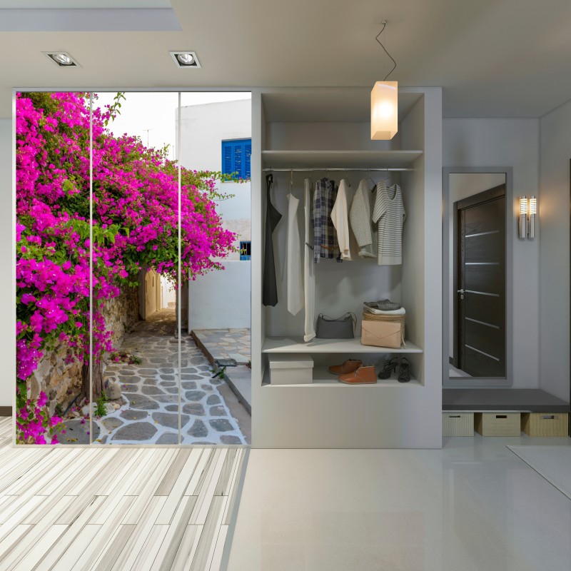 Naklejka na szafę kwitnąca bugenwilla w uliczce Naousa – Wallissimo® Naklejka na szafę kwitnąca bugenwilla w uliczce Naousa – Wallissimo®