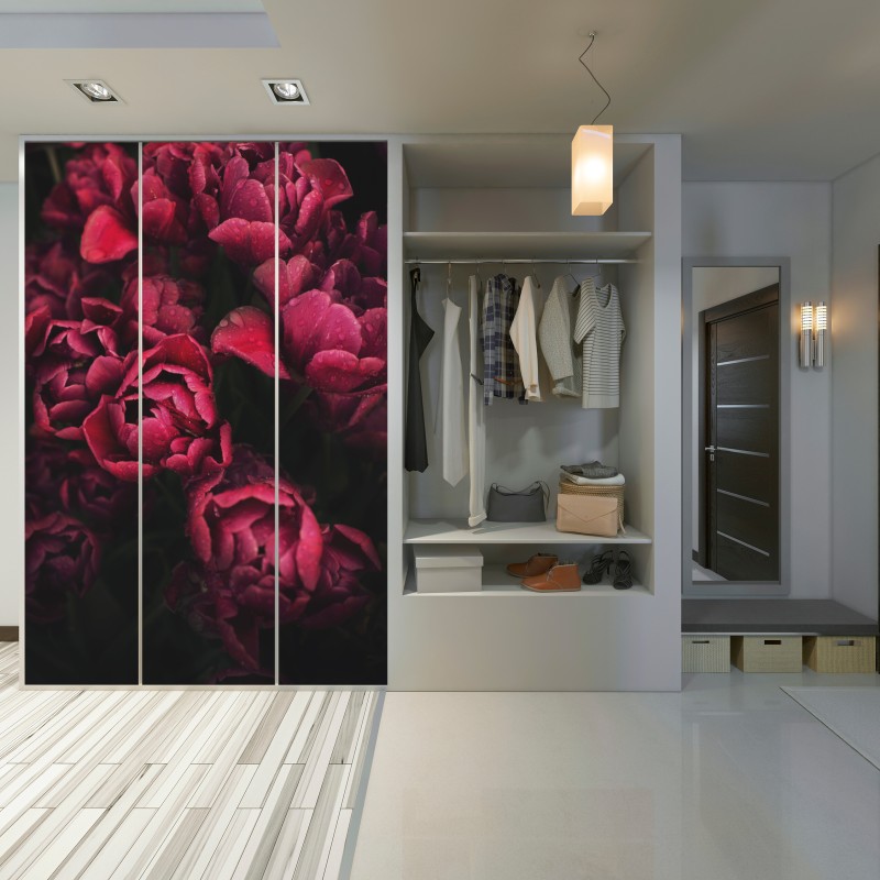 Naklejka na szafę głębokie bordowe kwiaty z kroplami wody – Wallissimo® Naklejka na szafę głębokie bordowe kwiaty z kroplami wody – Wallissimo®