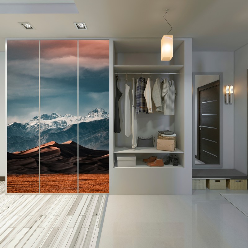 Naklejka na szafę wydmy pustyni pod zaśnieżonymi szczytami – Wallissimo® Naklejka na szafę wydmy pustyni pod zaśnieżonymi szczytami – Wallissimo®