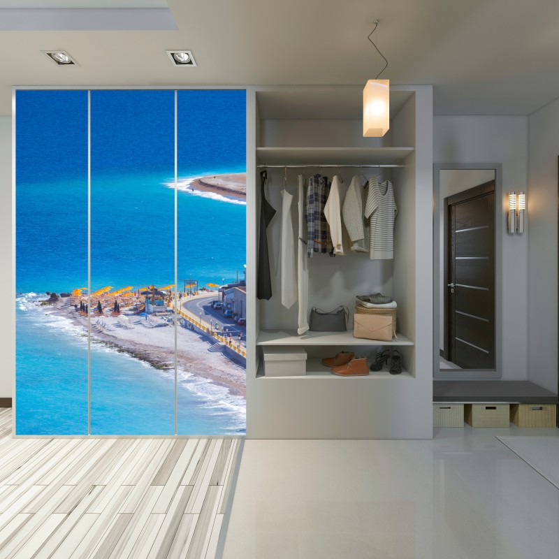 Naklejka na szafę Rodos plaża z kolorowymi parasolami – Wallissimo® Naklejka na szafę Rodos plaża z kolorowymi parasolami – Wallissimo®