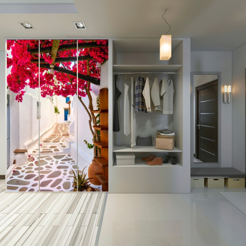 Naklejka na szafę słoneczna uliczka grecka z bugenwillą – Wallissimo® Naklejka na szafę słoneczna uliczka grecka z bugenwillą – Wallissimo®