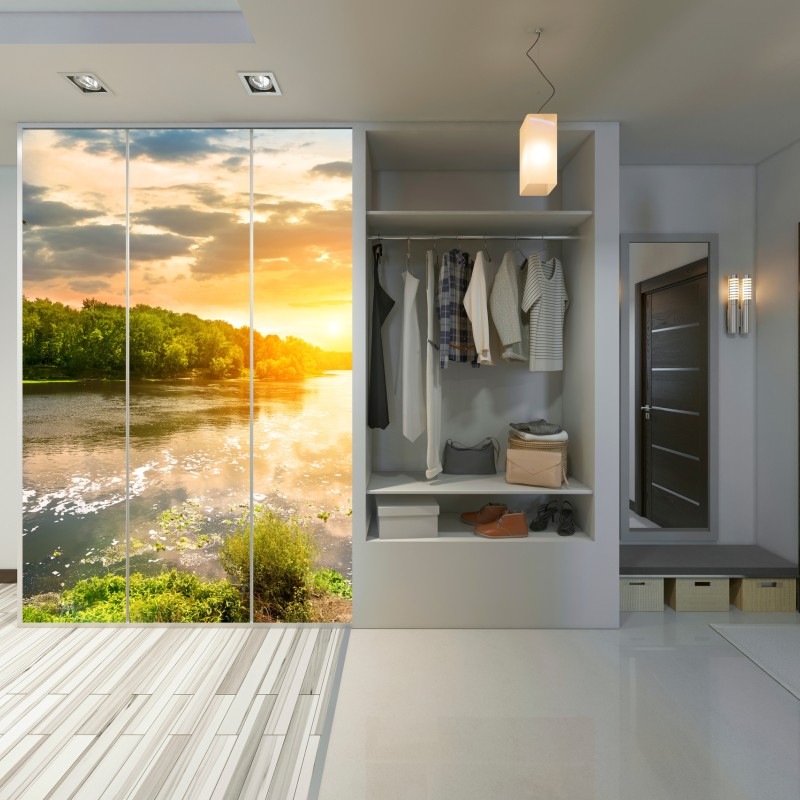 Naklejka na szafę spokojny zachód słońca nad rzeką i zielonym lasem – Wallissimo® Naklejka na szafę spokojny zachód słońca nad rzeką i zielonym lasem – Wallissimo®