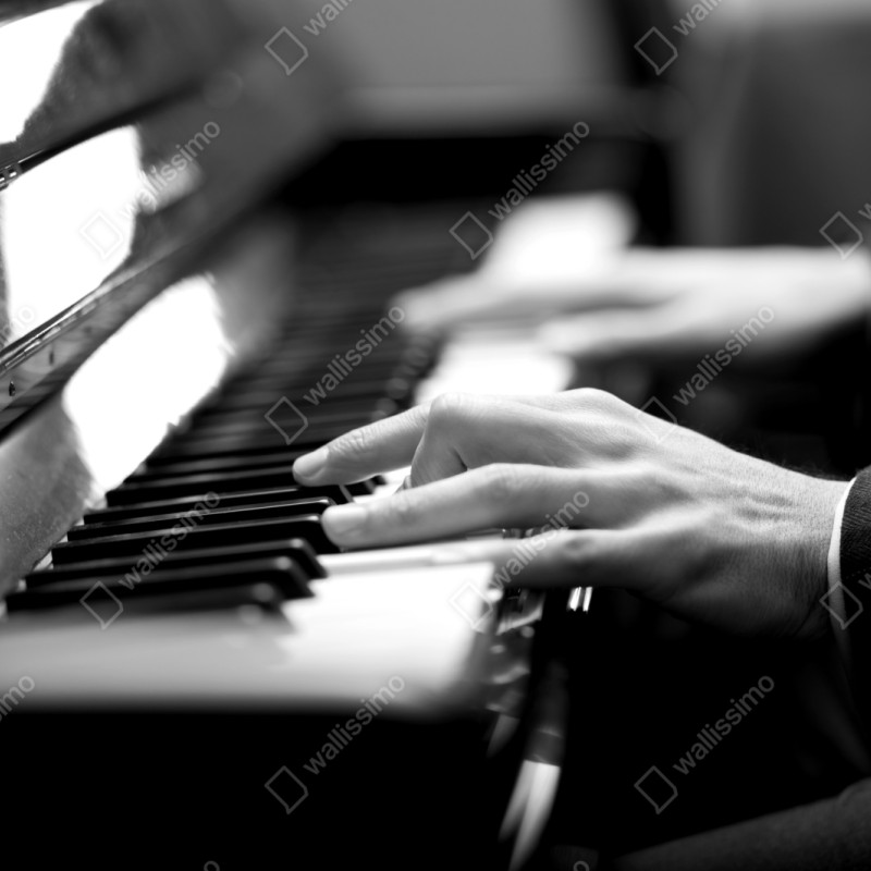 Naklejka na szafę ręce przy klawiaturze fortepianu w czerni i bieli – Wallissimo® Naklejka na szafę ręce przy klawiaturze fortepianu w czerni i bieli – Wallissimo®
