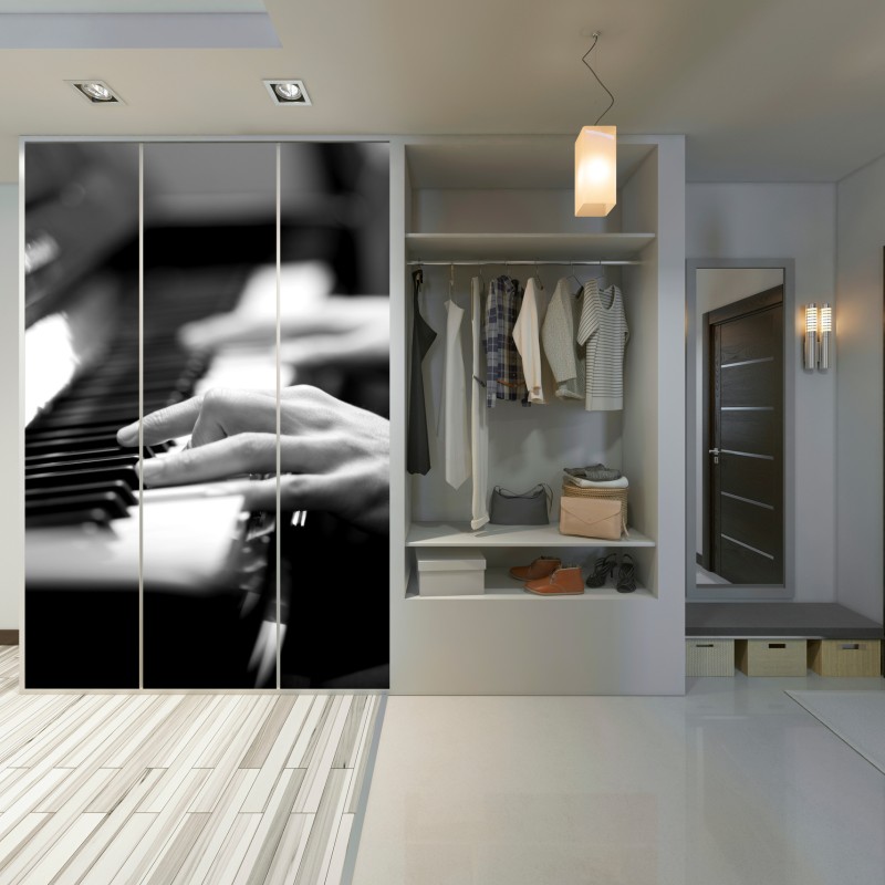 Naklejka na szafę ręce przy klawiaturze fortepianu w czerni i bieli – Wallissimo® Naklejka na szafę ręce przy klawiaturze fortepianu w czerni i bieli – Wallissimo®