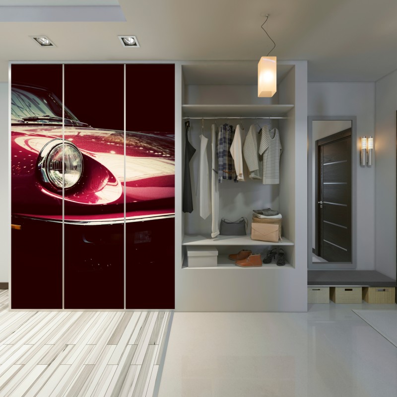 Naklejka na szafę zbliżenie klasycznego czerwonego samochodu sportowego – Wallissimo® Naklejka na szafę zbliżenie klasycznego czerwonego samochodu sportowego – Wallissimo®