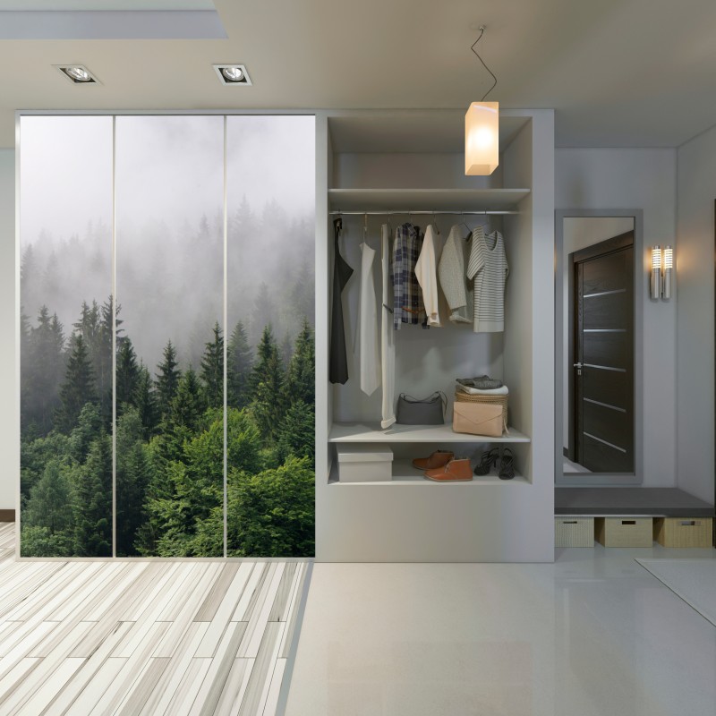 Naklejka na szafę mglisty las iglasty panorama – Wallissimo® Naklejka na szafę mglisty las iglasty panorama – Wallissimo®