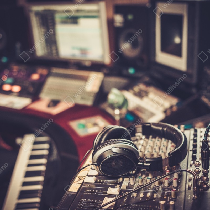 Naklejka na szafę vintageowe studio nagraniowe przy konsoli mikserskiej – Wallissimo® Naklejka na szafę vintageowe studio nagraniowe przy konsoli mikserskiej – Wallissimo®