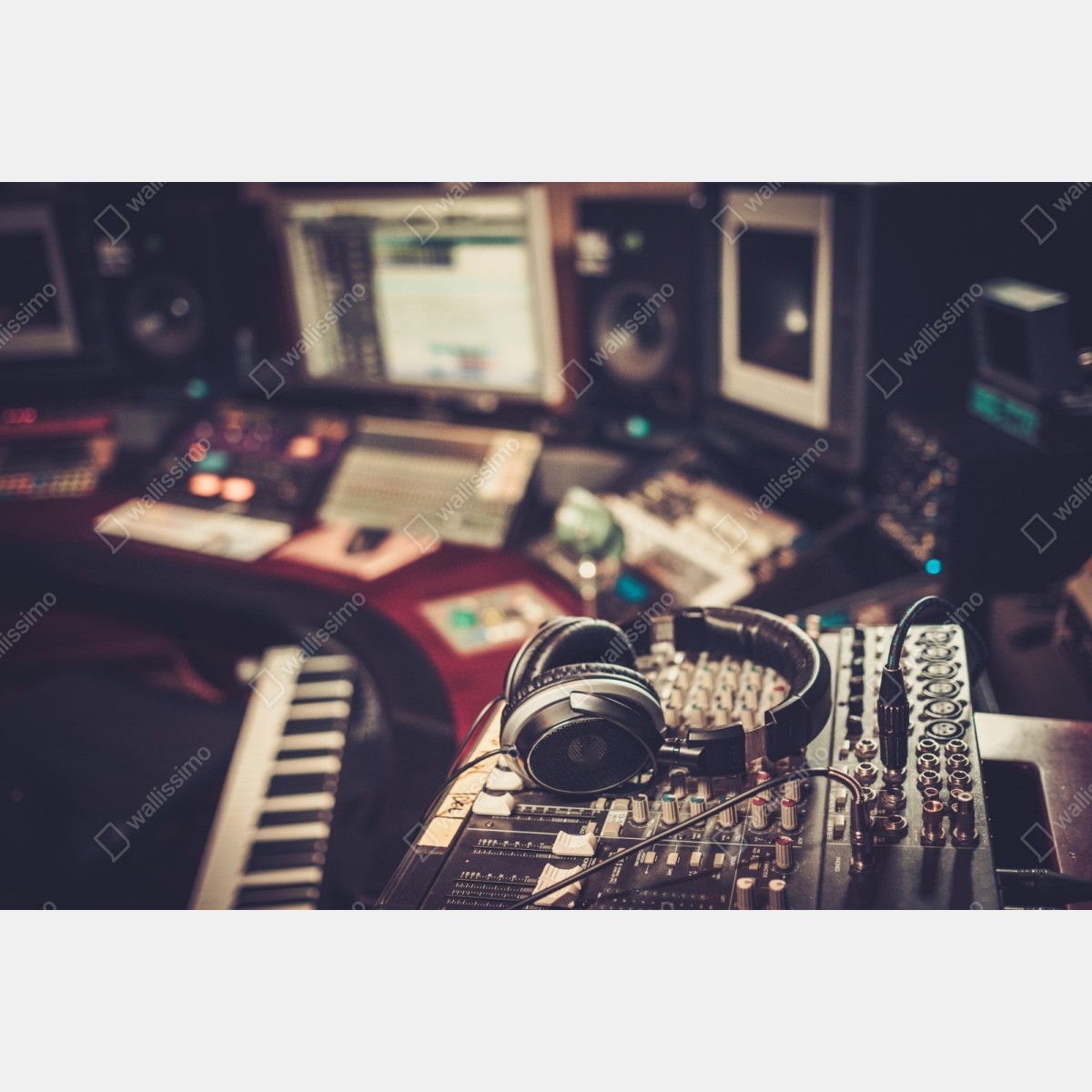 Naklejka na szafę vintageowe studio nagraniowe przy konsoli mikserskiej – Wallissimo® Naklejka na szafę vintageowe studio nagraniowe przy konsoli mikserskiej – Wallissimo®