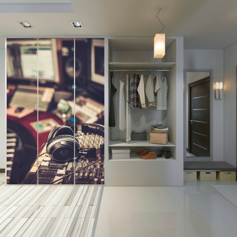 Naklejka na szafę vintageowe studio nagraniowe przy konsoli mikserskiej – Wallissimo® Naklejka na szafę vintageowe studio nagraniowe przy konsoli mikserskiej – Wallissimo®