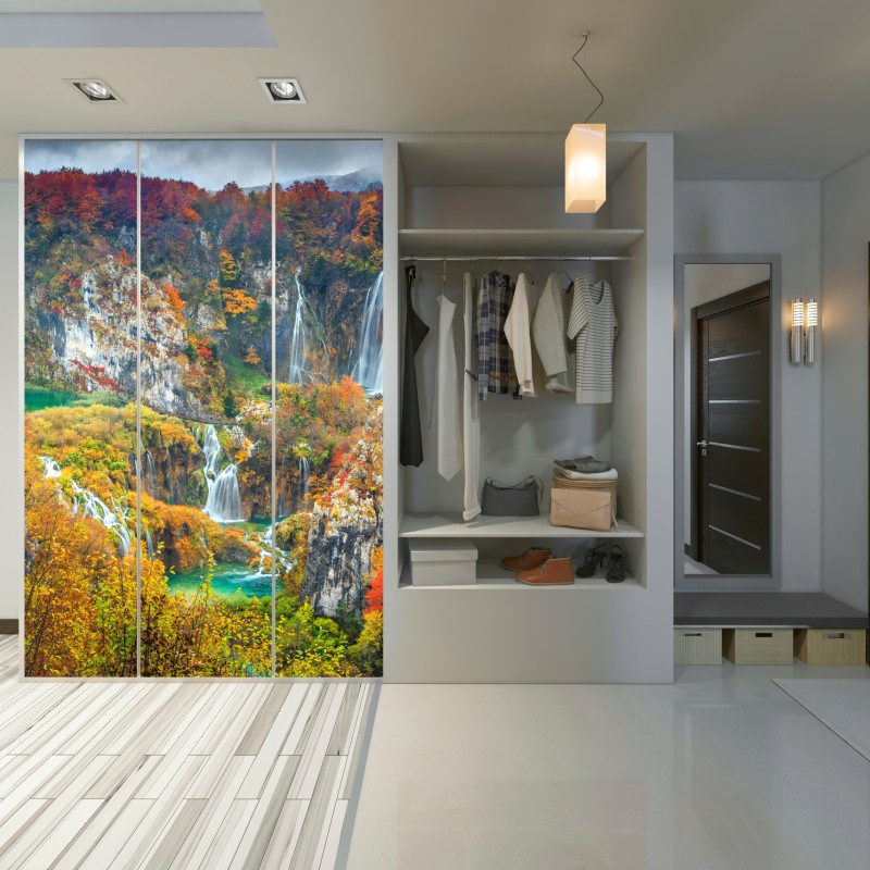 Naklejka na szafę jesienne wodospady w malowniczym lesie – Wallissimo® Naklejka na szafę jesienne wodospady w malowniczym lesie – Wallissimo®