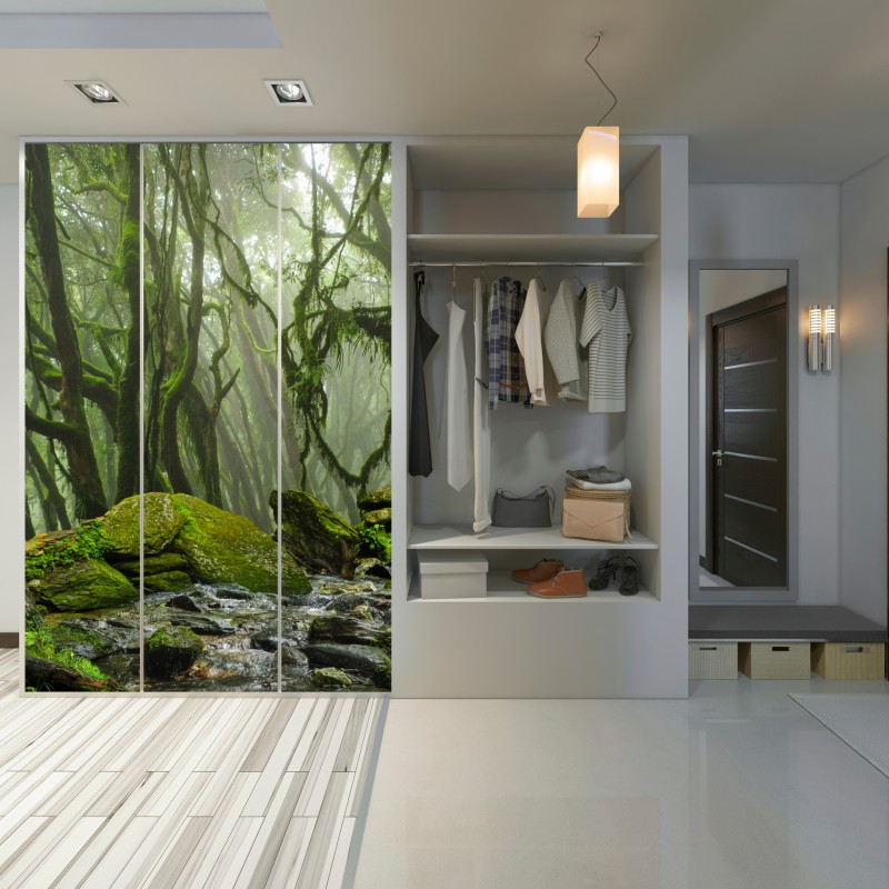 Naklejka na szafę las ze strumieniem we mgle – Wallissimo® Naklejka na szafę las ze strumieniem we mgle – Wallissimo®