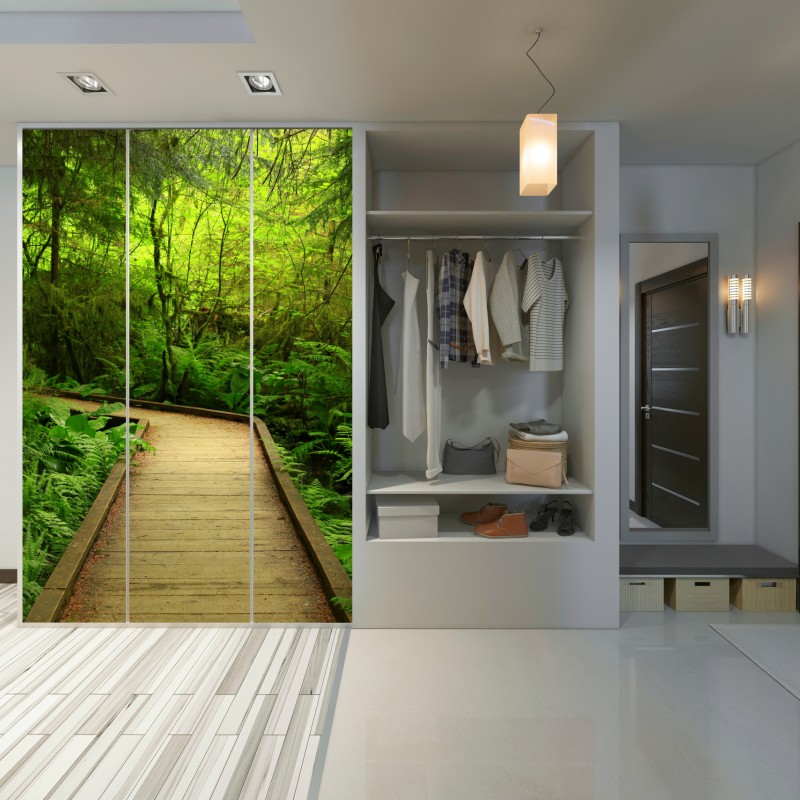 Naklejka na szafę spokojna zielona kładka leśna – Wallissimo® Naklejka na szafę spokojna zielona kładka leśna – Wallissimo®