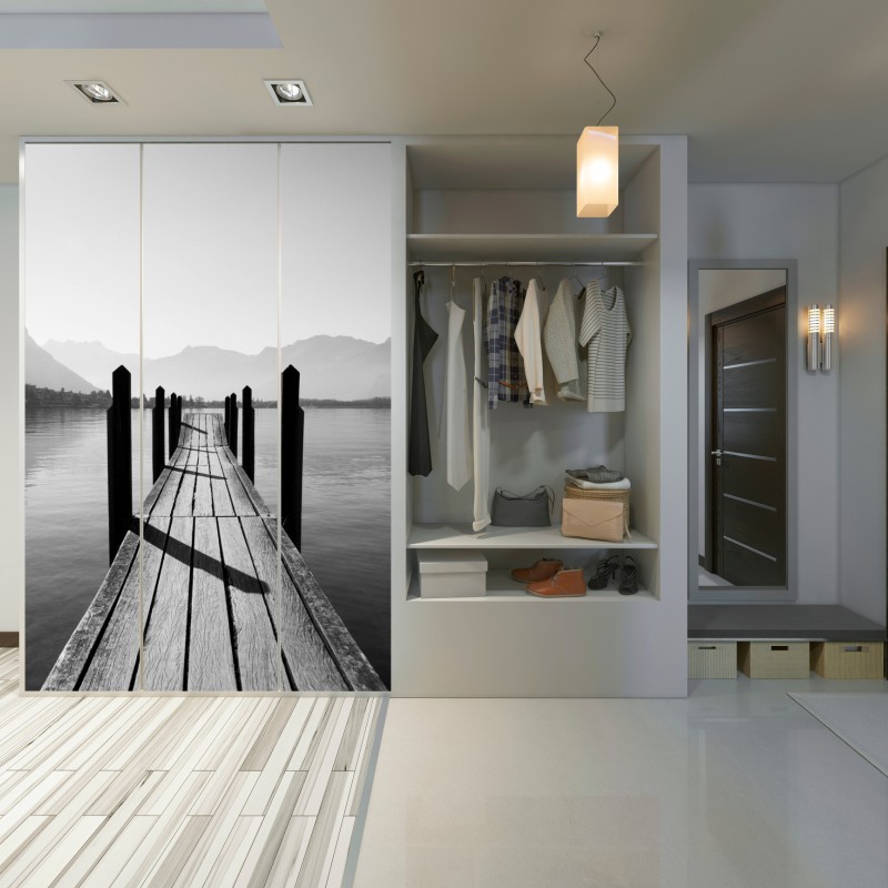 Naklejka na szafę spokojny pomost nad jeziorem w czerni i bieli – Wallissimo® Naklejka na szafę spokojny pomost nad jeziorem w czerni i bieli – Wallissimo®