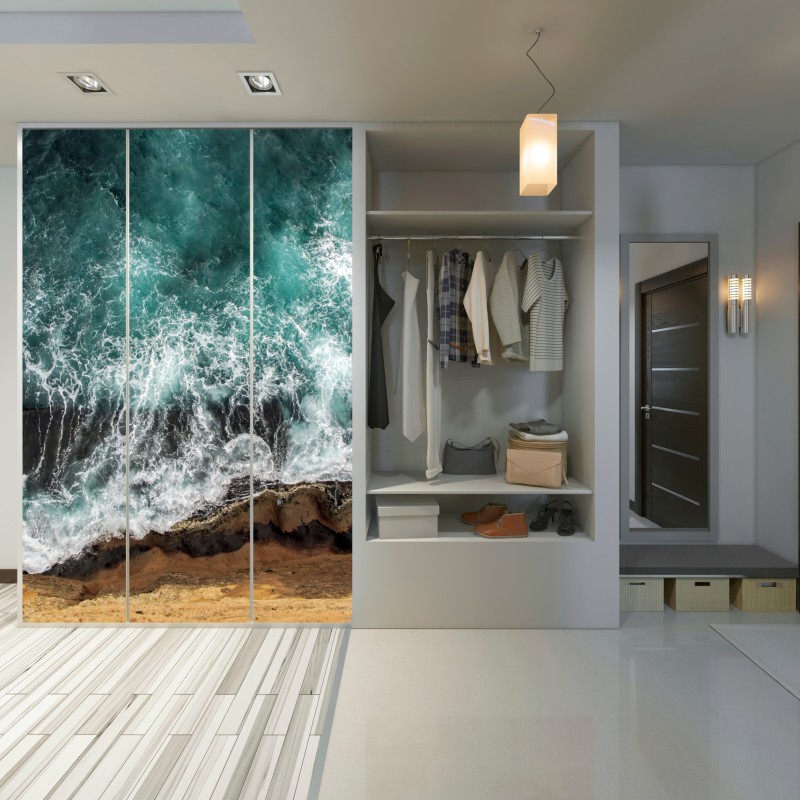Naklejka na szafę turkusowe wybrzeże z lotu ptaka z rozbijającymi się falami – Wallissimo® Naklejka na szafę turkusowe wybrzeże z lotu ptaka z rozbijającymi się falami – Wallissimo®