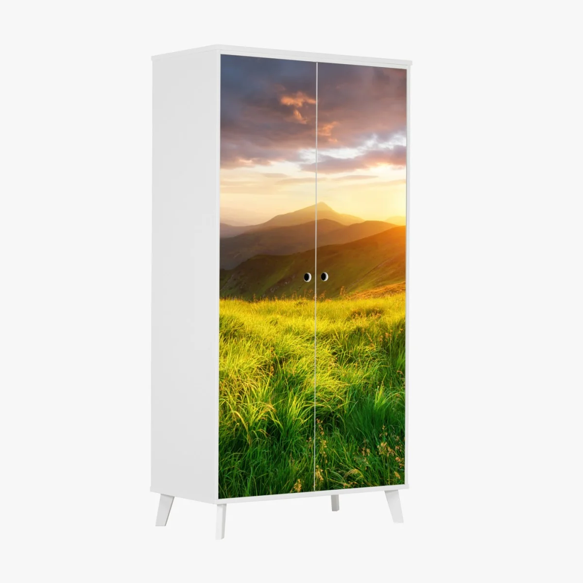 Naklejka na szafę słoneczna górska łąka o wschodzie słońca – Wallissimo® Naklejka na szafę słoneczna górska łąka o wschodzie słońca – Wallissimo®