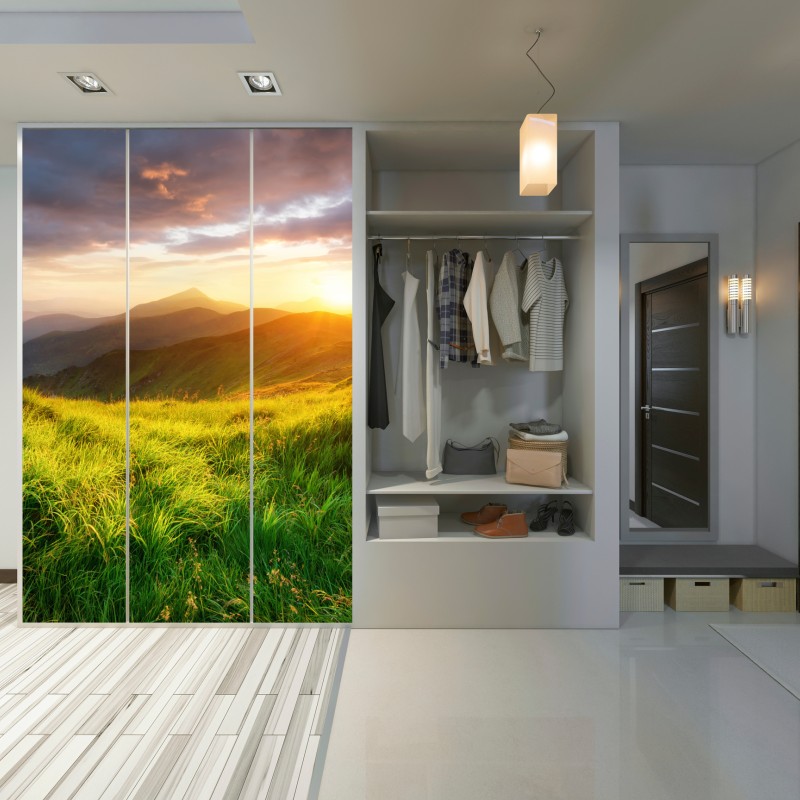 Naklejka na szafę słoneczna górska łąka o wschodzie słońca – Wallissimo® Naklejka na szafę słoneczna górska łąka o wschodzie słońca – Wallissimo®