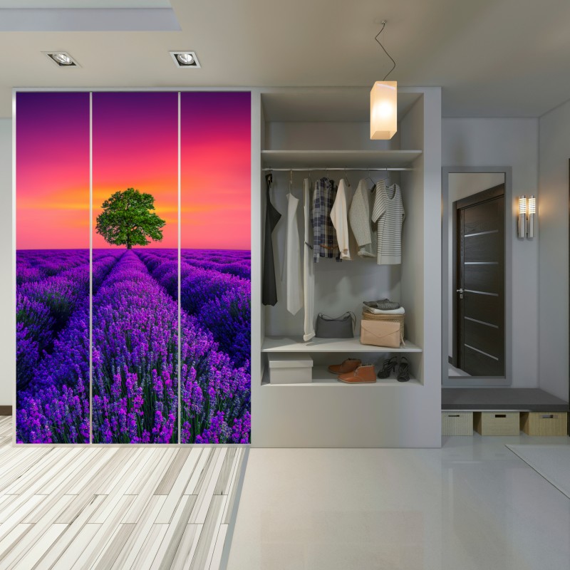 Naklejka na szafę pole lawendy o zachodzie słońca z samotnym drzewem – Wallissimo® Naklejka na szafę pole lawendy o zachodzie słońca z samotnym drzewem – Wallissimo®