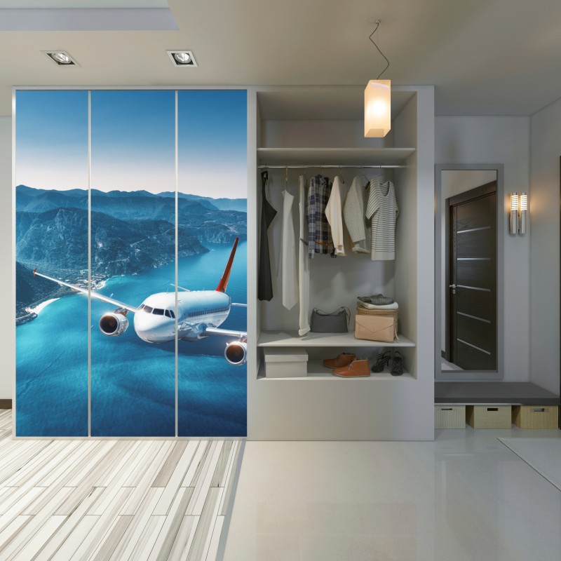 Naklejka na szafę lot nad wybrzeżem i turkusowym morzem – Wallissimo® Naklejka na szafę lot nad wybrzeżem i turkusowym morzem – Wallissimo®