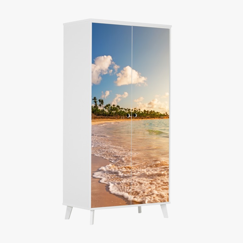 Naklejka na szafę słoneczna uliczka z kamiennymi domami i kolorowymi okiennicami – Wallissimo®