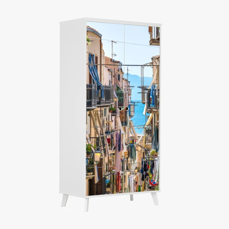 Naklejka na szafę słoneczna uliczka nad morzem z widokiem na zatokę