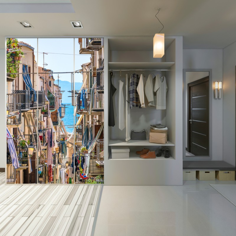 Naklejka na szafę słoneczna uliczka nad morzem z widokiem na zatokę – Wallissimo® Naklejka na szafę słoneczna uliczka nad morzem z widokiem na zatokę – Wallissimo®