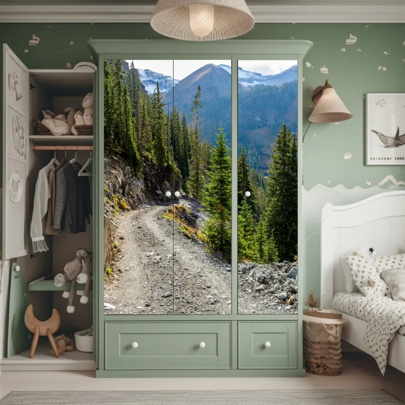 Naklejka na szafę górski szlak przez alpejski las – Wallissimo® Naklejka na szafę górski szlak przez alpejski las – Wallissimo®