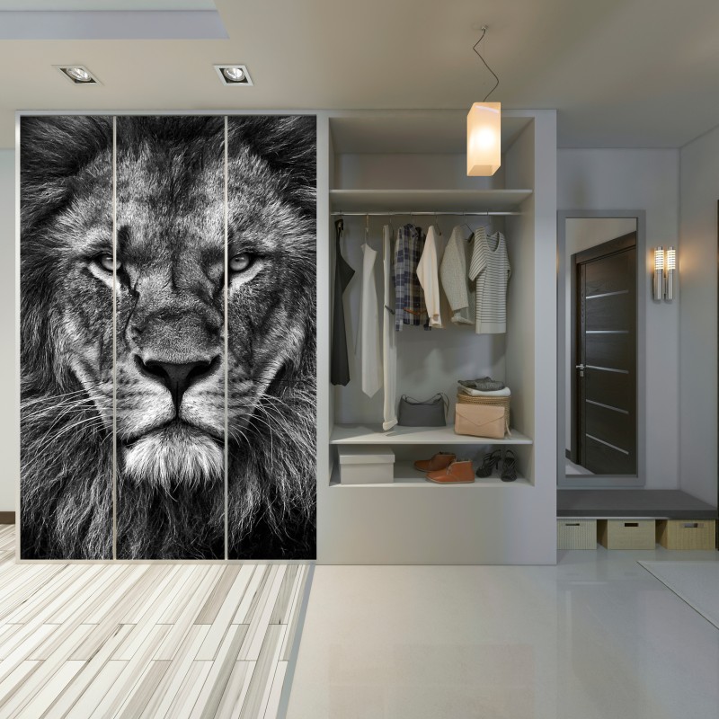 Naklejka na szafę majestatyczny portret lwa w monochromie – Wallissimo® Naklejka na szafę majestatyczny portret lwa w monochromie – Wallissimo®