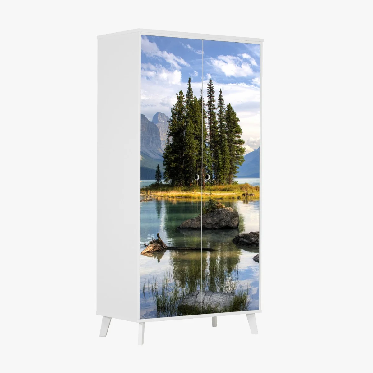 Naklejka na szafę spokojne jezioro alpejskie z wyspą i górami – Wallissimo® Naklejka na szafę spokojne jezioro alpejskie z wyspą i górami – Wallissimo®