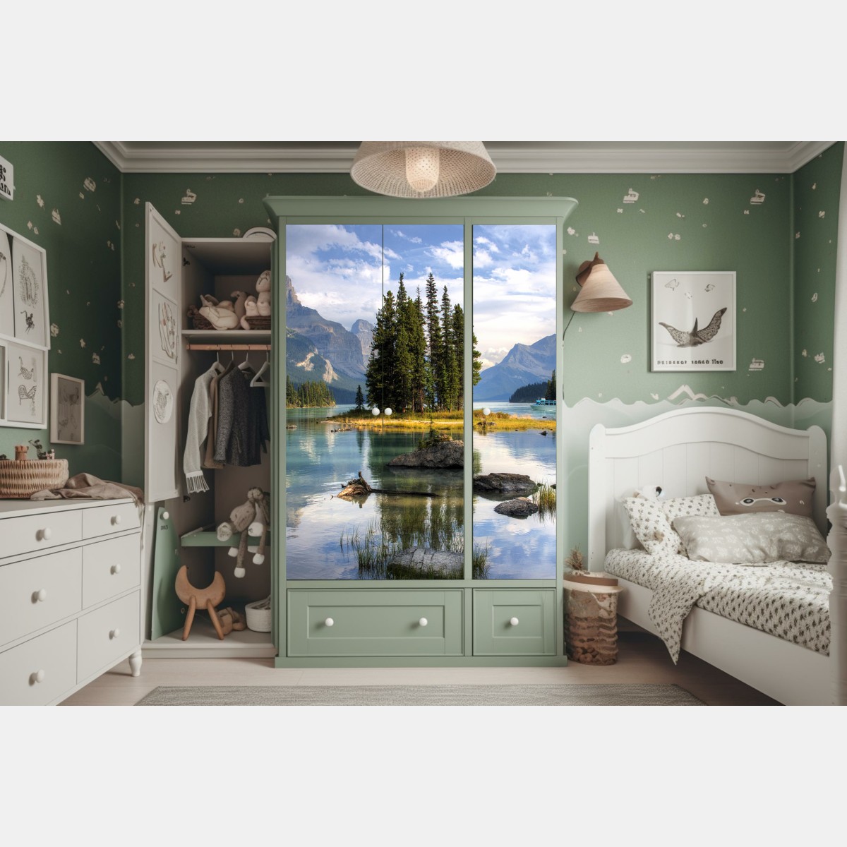 Naklejka na szafę spokojne jezioro alpejskie z wyspą i górami – Wallissimo® Naklejka na szafę spokojne jezioro alpejskie z wyspą i górami – Wallissimo®